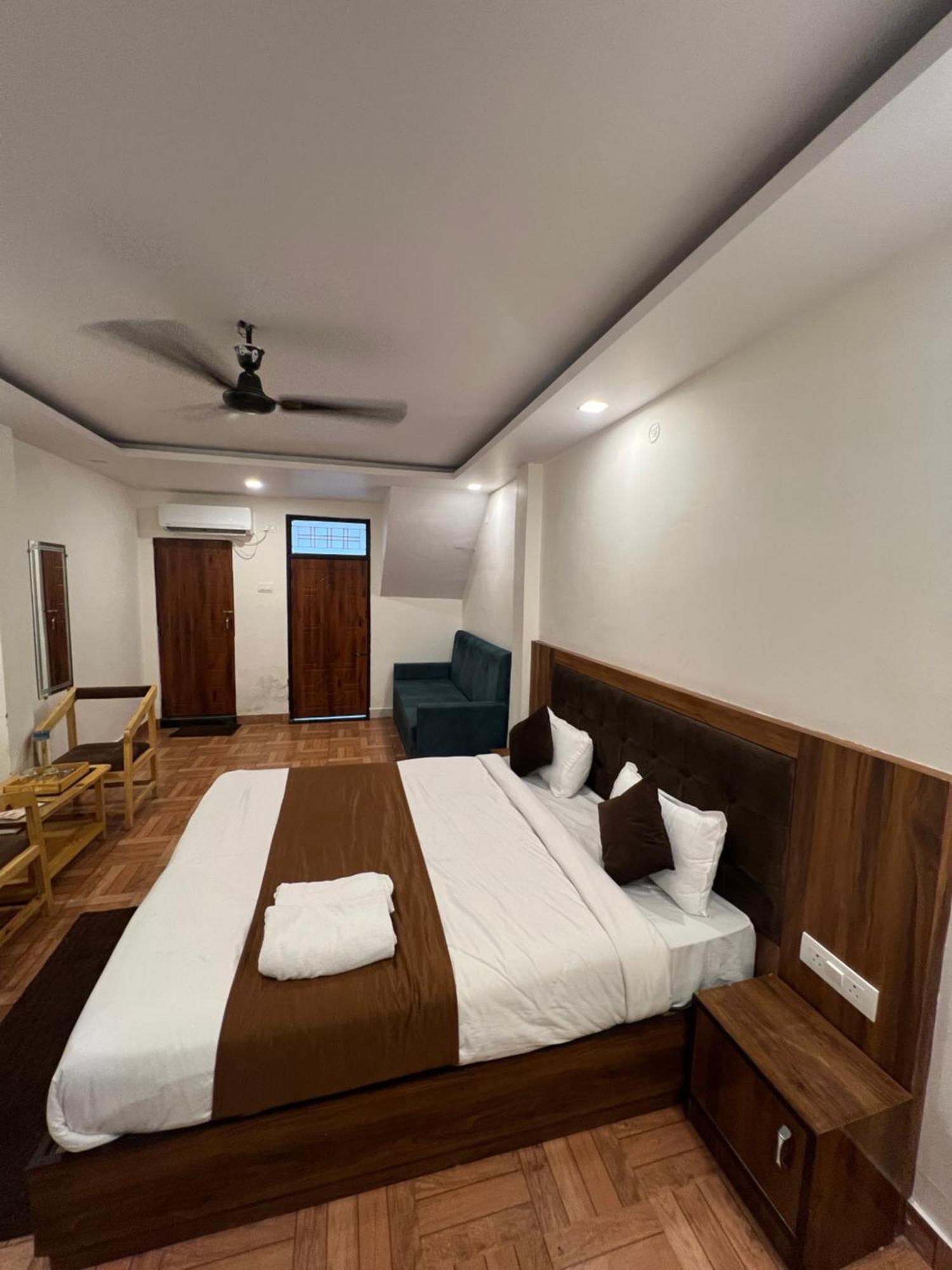 Hotel The Royal Galaxy à Rishīkesh Extérieur photo
